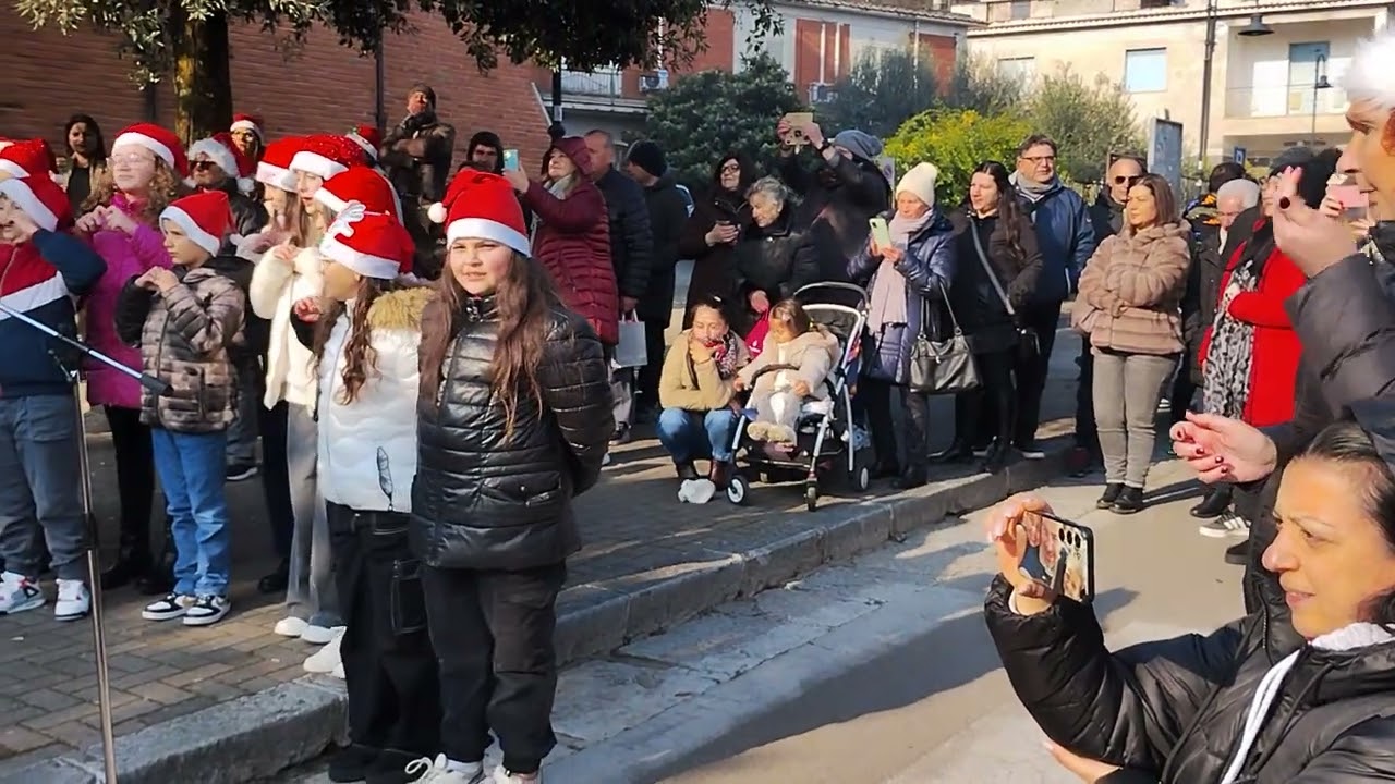 Piedimonte san germano fr (presenta magie del natale) 11-12-2025 piaz. Municipio 2 parte canti e rec