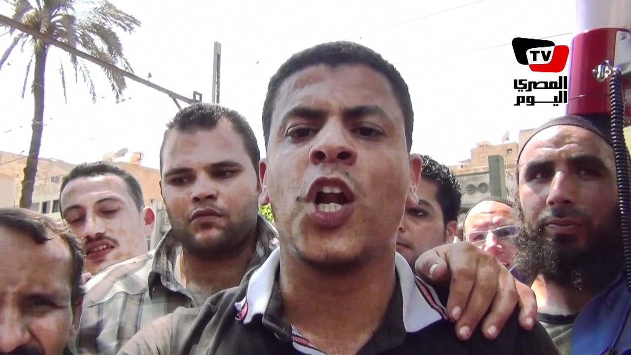 عمال سيراميكا كليوباترا على باب «الرئيس»