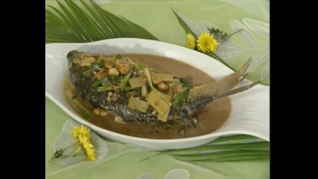 Chinese cuisine Cantonese cuisine Baked carp with ginger and spring onion中国菜系 粤菜 姜葱焗鲤鱼