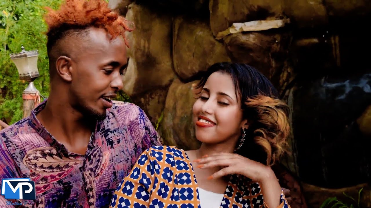 Erning xotiniga massaj qilishini tomosha qiling Birinchidan, Jynx Maze ofisda mayo kiyib koradi, keyin esa eshagini yaladi! Ajoyib!