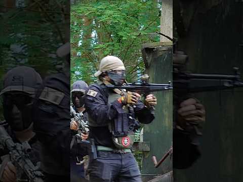 1 Pro Sniper vs 300 Airsoft Players…