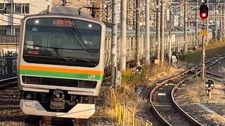 【4K高画質】E231系1000番台U58編成＋E233系3000番代E-07編成が長めの非常警笛を鳴らしながら尾久駅2番線に到着停車するシーン（1624E）2022.11.12