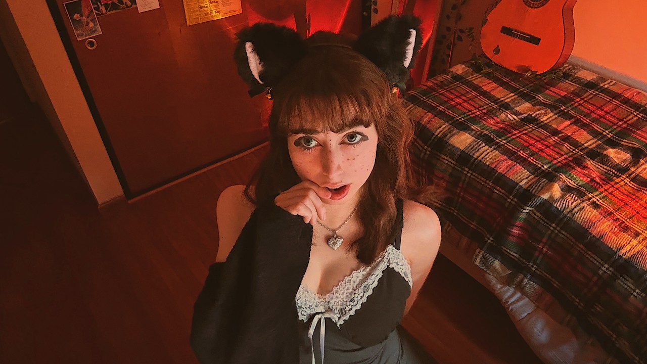 ⋆｡‧˚ʚ ПОДОЗРИТЕЛЬНАЯ ДЕВУШКА 1,48 см НЮХАЕТ ASMR шепотом ɞ˚‧｡⋆