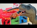 巨大ムカデ vs 恐竜!タヨのガレージがおもちゃの虫妖怪お化けにおそわれた、トーマス、チャギントン、カーズ