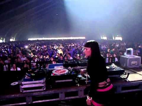 Fatima Hajji @ Awakenings Festival 2011 (Amsterdam - Netherlands) 1 de 7 area of a trapezoid