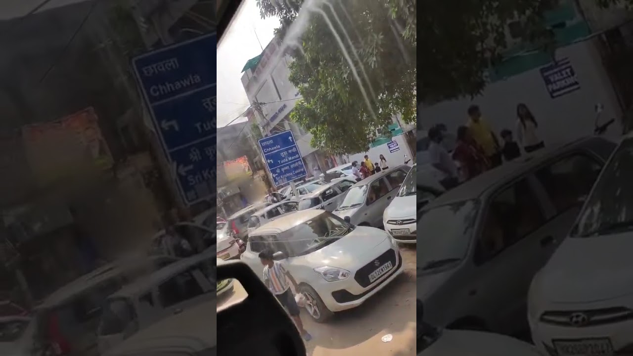 नजफगढ़ फर्नीचर मार्किट रोड़ पर नों पार्किंनः और फुटपाथ पर गाड़िया खड़ी है जनता चले तो चले कहाँ