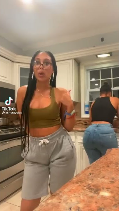 Her mom thicc af 👀🍑