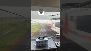 KLB Kereta Istimewa berpapasan dengan KA Tawang Jaya di Tegal