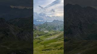 Schönster Moment in den Bergen wenn die Sonne untergeht und die Gipfel in ein goldenes Licht taucht Schönster Moment in den Bergen wenn die Sonne untergeht und die Gipfel in ein goldenes Licht taucht
