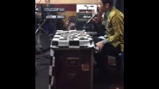 Pasha Ungu nyanyi lagu Menanti Sebuah Jawaban Padi