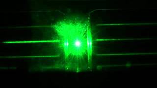 Optical levitation of glycerol droplet in air: transfer between two tweezers.