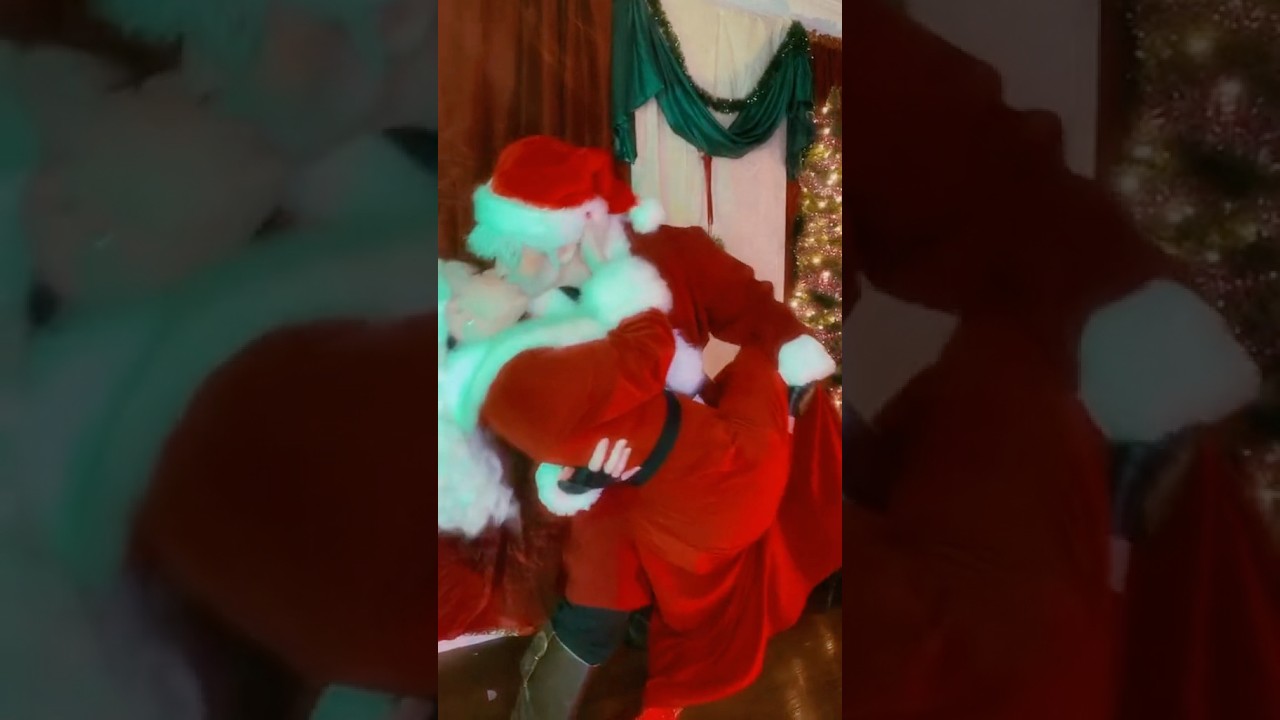 a little christmas romance 🤭🎄 #santaclaus #mrsclaus #christmas #cosplay