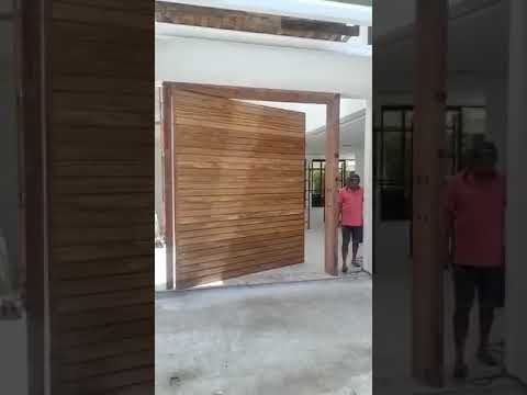 Porta de madeira gigante com mola marix
