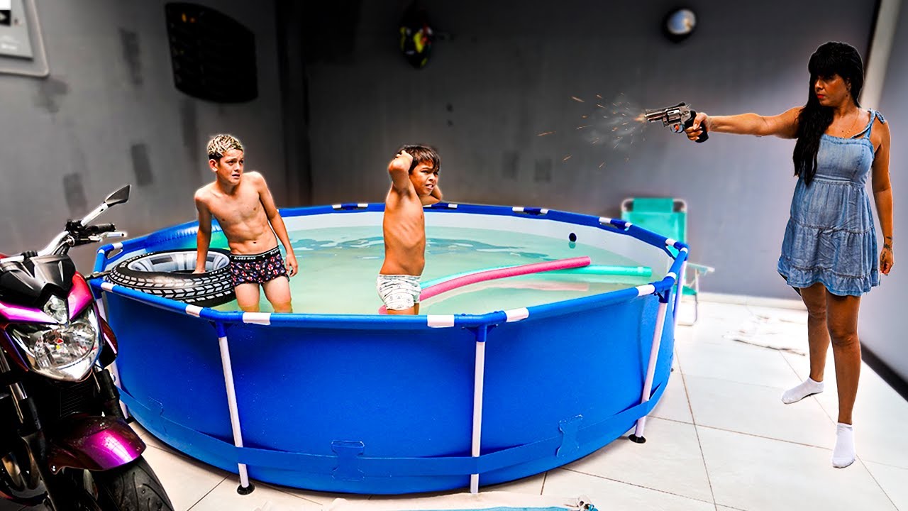 A JANA 4TIR0U EM GERAL QUE ENTROU NA PISCINA DELA