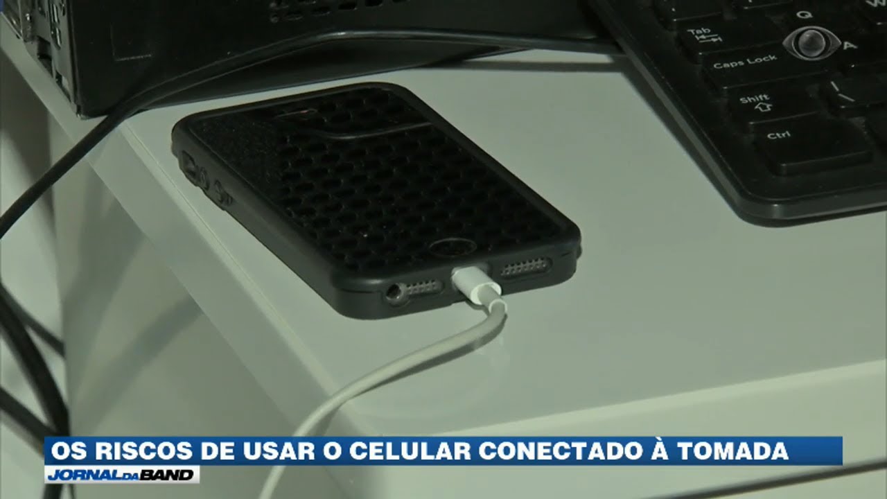 Conhea os riscos de usar o celular conectado  tomada