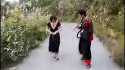 Gái dân tộc lột váy trong 