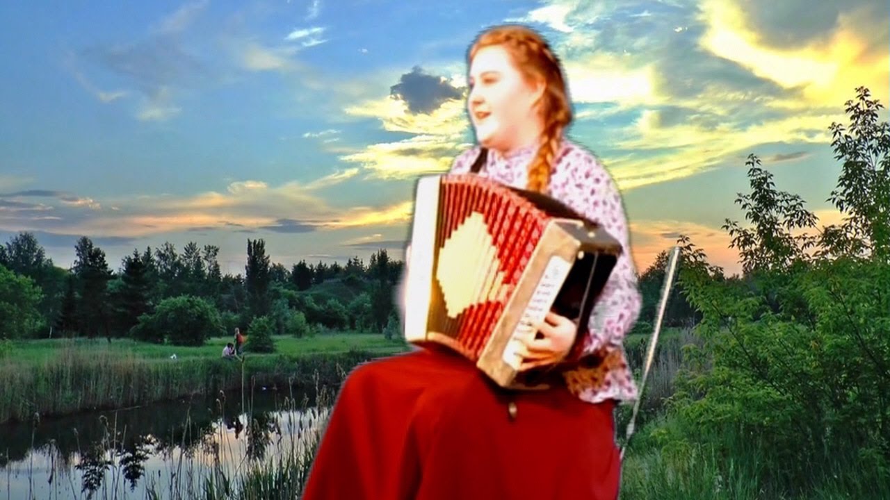 Поет песни под гармонь. Девушка с баяном. Девушка с аккордеоном. Гармонист в деревне. Гармонист и девушка.