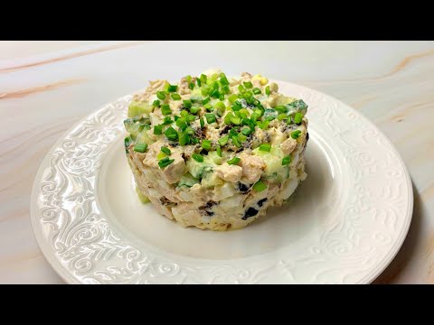 Видео рецепт Слоёный салат с курицей, черносливом, яблоком и орехами