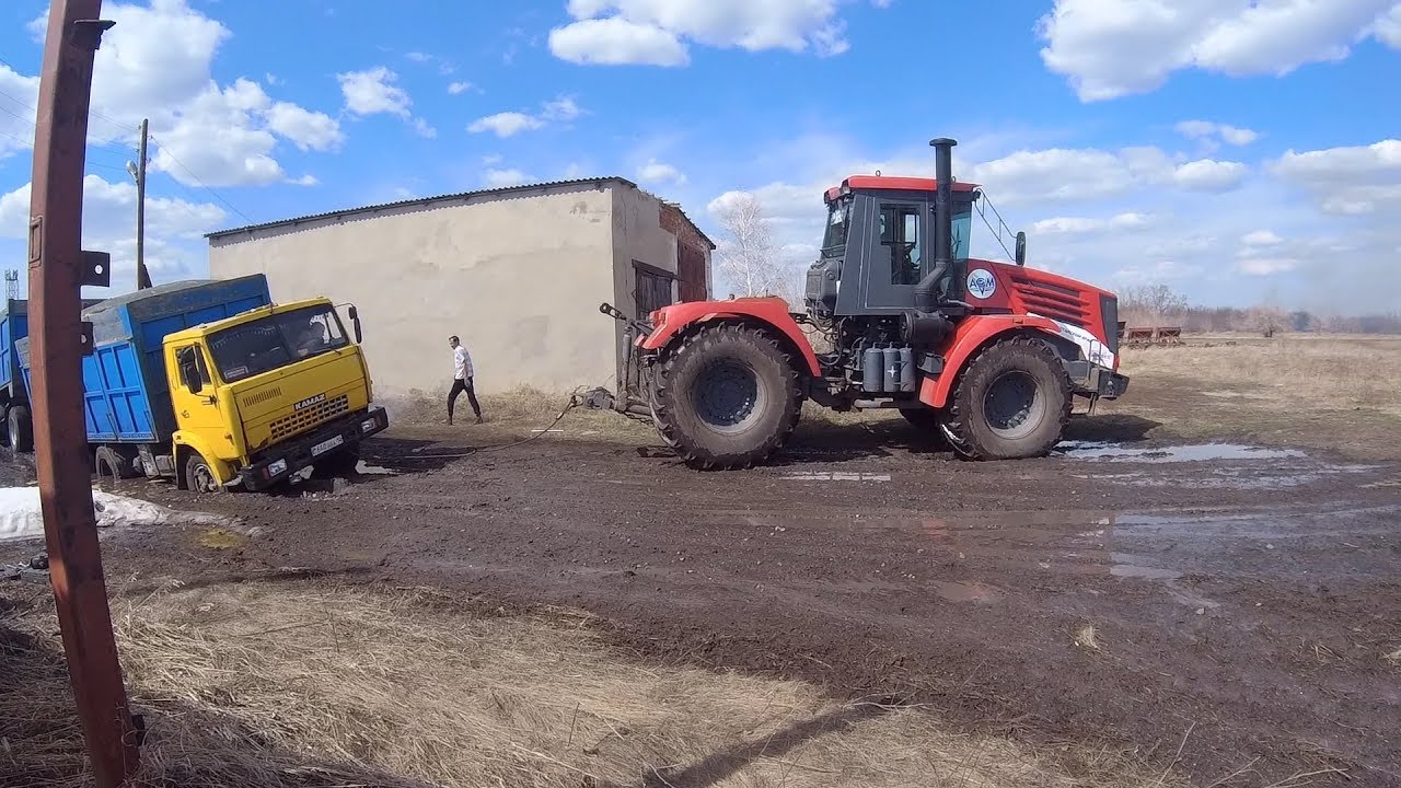Трактор вытягивает камаз