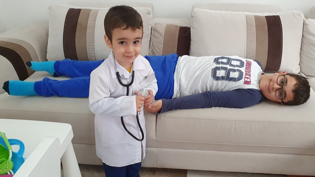 Sakız Yiyince Hastalanan Çocuğu Doktor Muayene Etti. Eğlenceli Çocuk Videosu