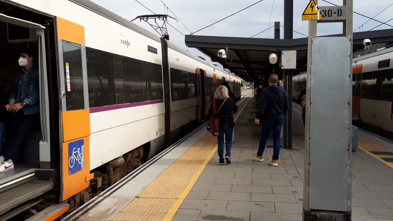 Rodalies R11 Renfe 447 Saliendo de Granollers Centre - YouTube