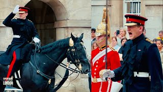 OFFICER ARRIVES & COMMANDS KINGS GUARDS WITH BOOMING VOICE!💂🇬🇧 | Horse Guards, Royal guard, London