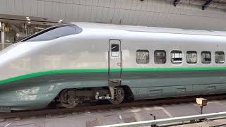 E3系 L65編成 + E2系 J66編成 銀つば+200系カラー 東京駅出発