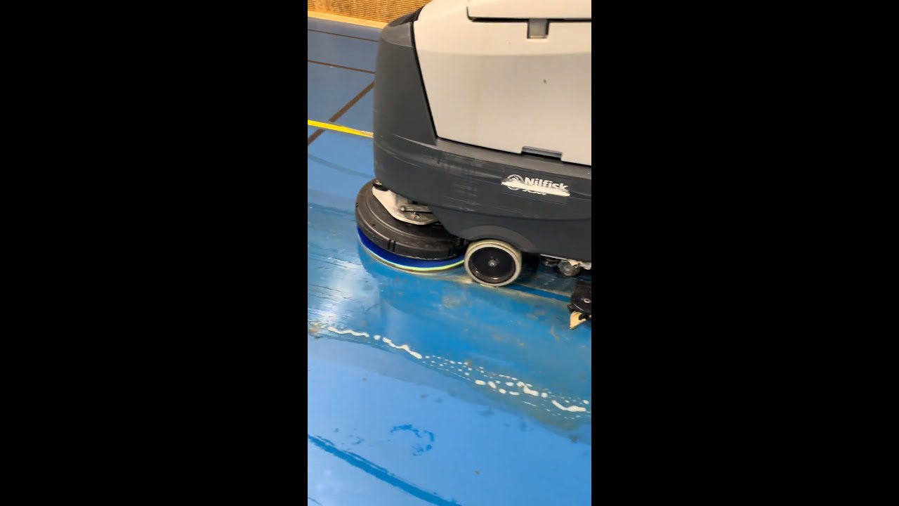 On ressuscite le sol de cette salle avec Aqualise 2S