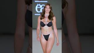 Rachel Pizzolato atNew York FashionWeek 2026Source@Ronn-Momentotempus Edited by@usa.models.hubModel