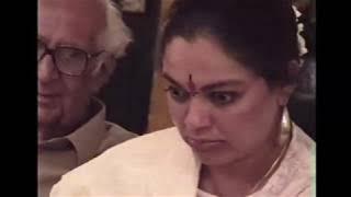 Rare video of Kaifi Azmi enjoying with family at Javed and Shabana's house - 6