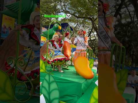 Primer desfile popular