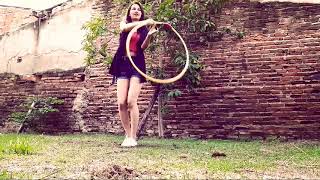 Suavemente Dançando Música Eletrônica Com Bambole Karla