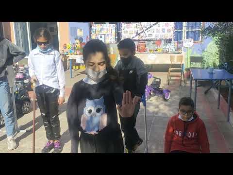 تلاميذ القسم السادس لمؤسسة جزيرة البراعم يبدعون في القاء مسرحية كفانا من حوادث السير 