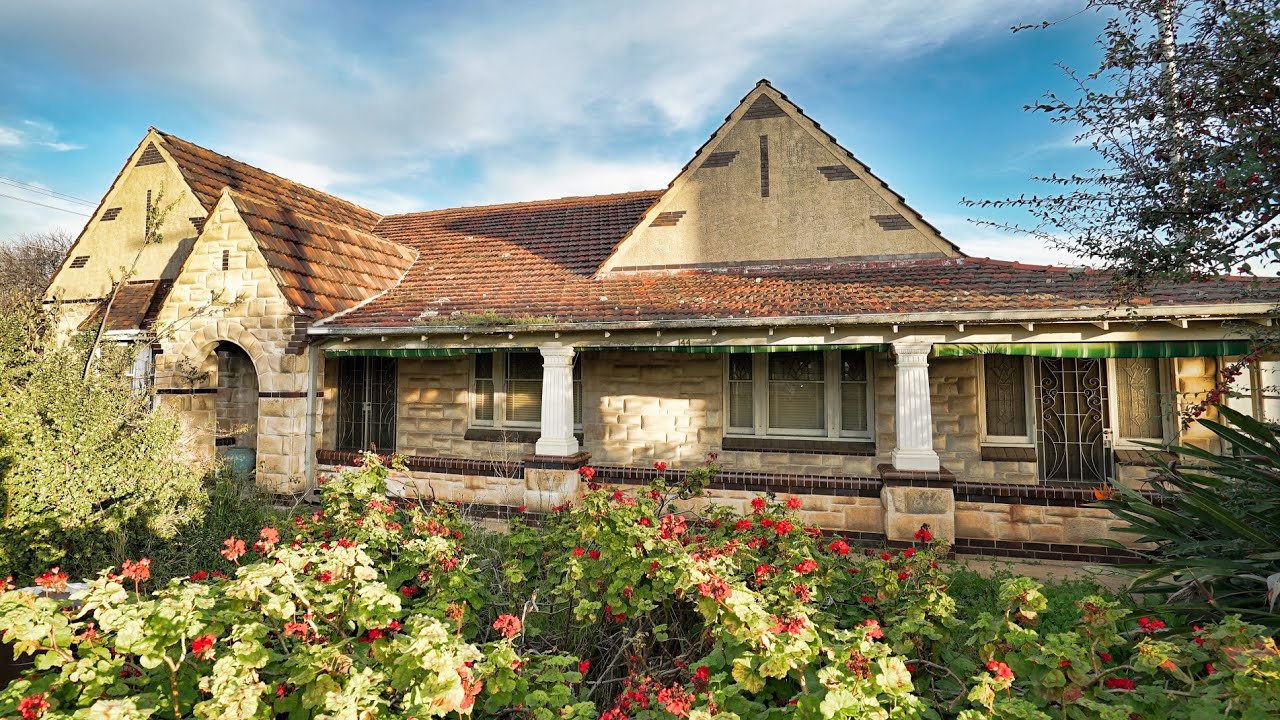Beautiful stone Tudor home with Art deco everywhere/Family home for 84 ...