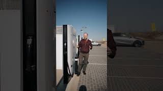 Supercharger Tesli Załuski otwarty, a stacja benzynowa zamknięta.