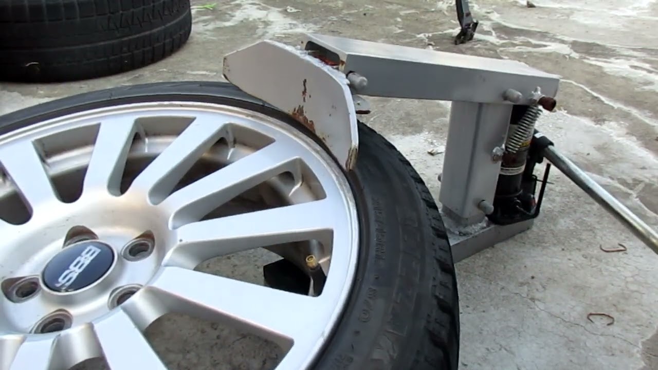 油圧式ビードブレーカーでビード落とし215/45R17