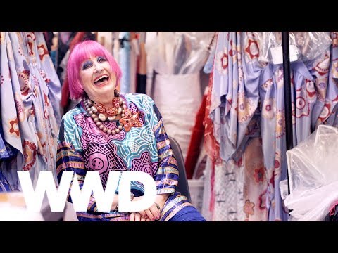 Βίντεο: Γιατί η Zandra rhodes έφυγε από την Ινδία;