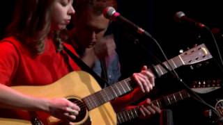 Video-Miniaturansicht von „Sarah Jarosz - Take Me Back (eTown webisode #1075)“