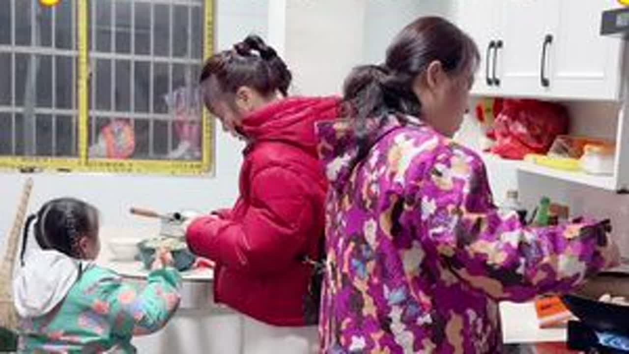 说到底，年味不一定是物质的丰盛，而是在这个特定的时间节点，我们被爱、传统和希望所包围的感觉