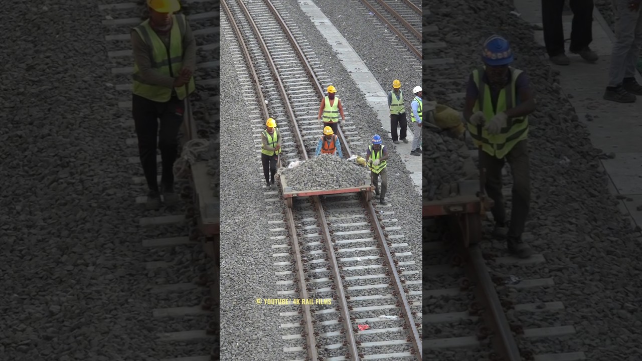 Railway track ballast transportation