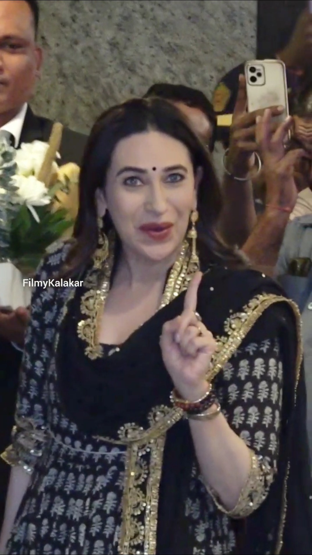 #karismakapoor giving perfect glimpse of Sapna in ‘Hum Saath Saath Hain' ? #filmykalakar