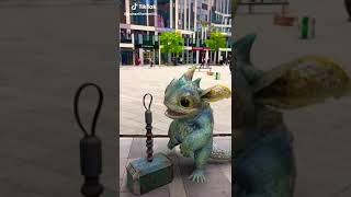 Un dragón levanta el martillo de thor(Ricardo Rosero