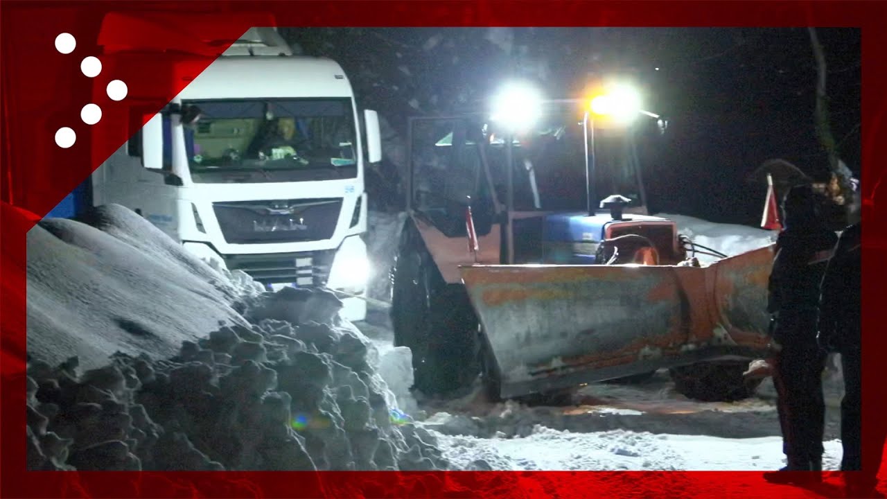 Camion bloccati nella neve: trattori intervengono per trainarli