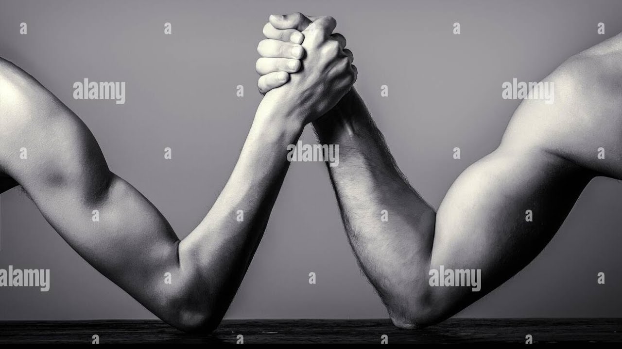 У нее сильные руки. Сильные руки. Слабые руки у мужчины. Борьба двух рук. Тонкие руки.