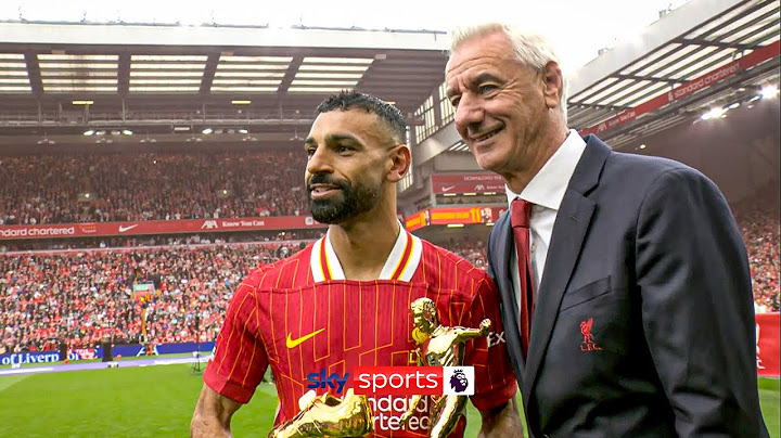 Mo Salah receives the Golden Boot and Playmaker awards 🏆