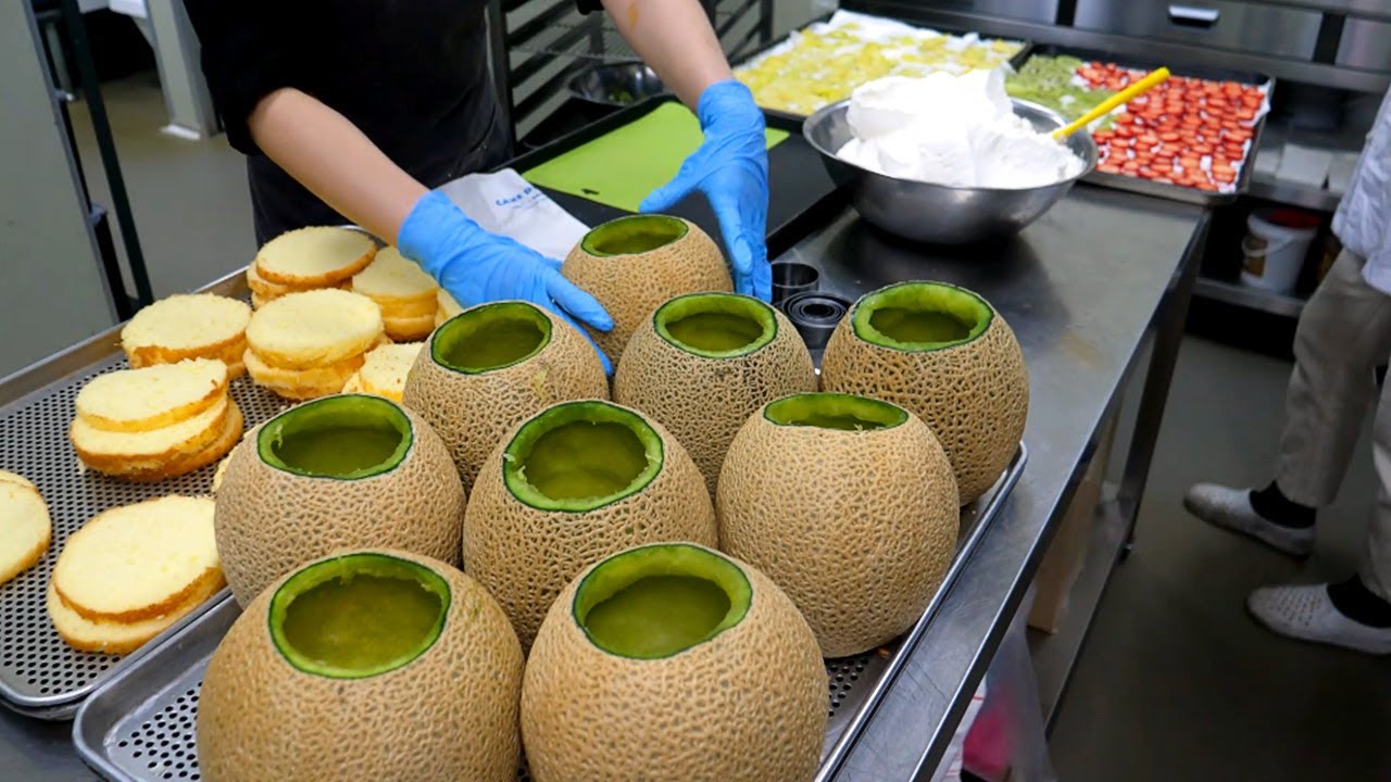 Удивительный мастер дынного торта, который строит слой за слоем / Корейская уличная еда