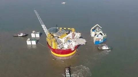 China's First Offshore Oil Platform Leaves For UK - DayDayNews