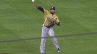 MIL@LAD: Gonzalez makes the play to end the game
