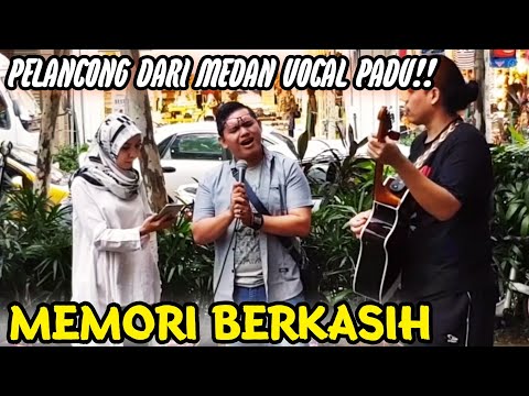 Memori Berkasih_Pelancong dari  Medan Indonesia Bersuara Merdu Depan Sogo..