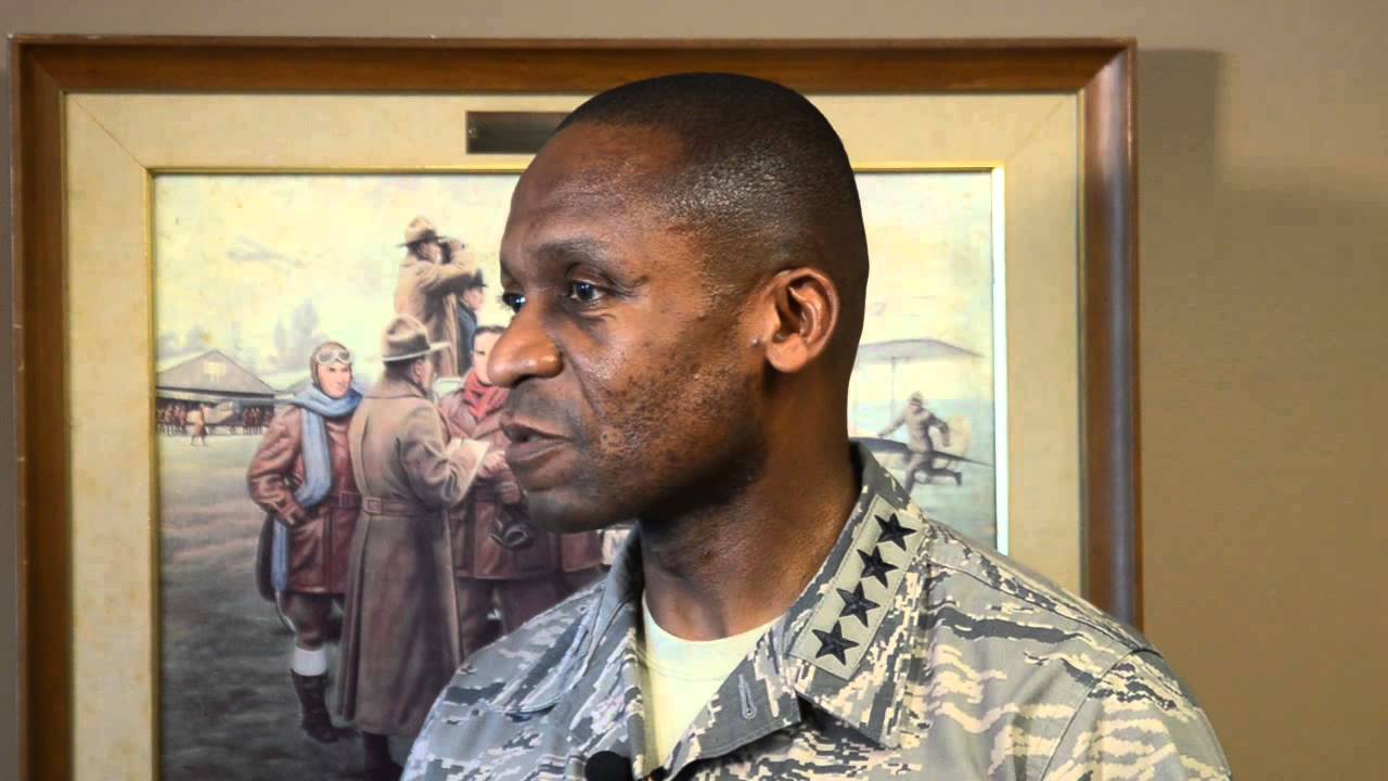 AMC Commander Visits Airmen at Rosecrans